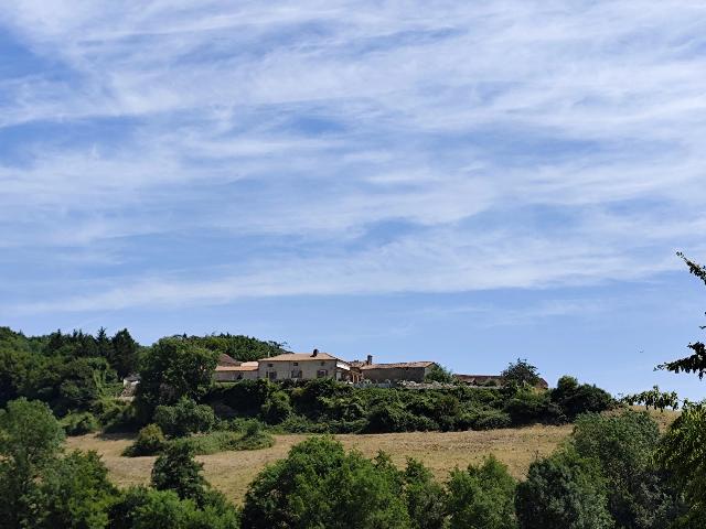 Huis te koop in&nbsp;CHARROUX 86250 Vienne Poitou-Charentes France: Schitterende woning met zwembad, spa en weids uitzicht over het platteland. Dit uitzonderlijke landhuis is perfect gesitueerd om te genieten van adembenemende vergezichten. De woning ligt in een charm...