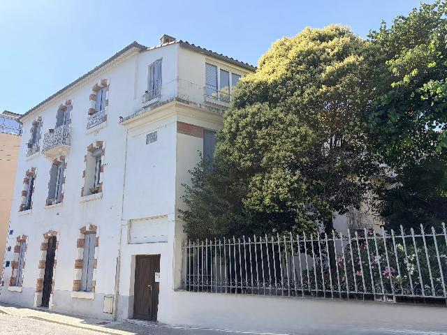 Huis te koop in&nbsp;CARCASSONNE 11000 Aude Languedoc Roussillon France: Elegant herenhuis in het hart van Carcassonne. Doordrenkt van de glamour van de jaren 1850 en tijdloze elegantie, biedt dit prachtige herenhuis een unieke kans om een ​​schitterende gezinswoning, ...