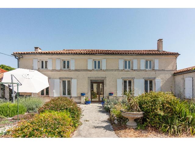 House&nbsp;for sale&nbsp;SIGOGNE 16200 Charente Poitou-Charentes France: Spacious stone house with pool and outbuilding. EXCLUSIVE TO BEAUX VILLAGES! Set in a quiet location, this attractive property includes a ground-floor bedroom suite and a recently updated kitchen.<br />
<br />
...