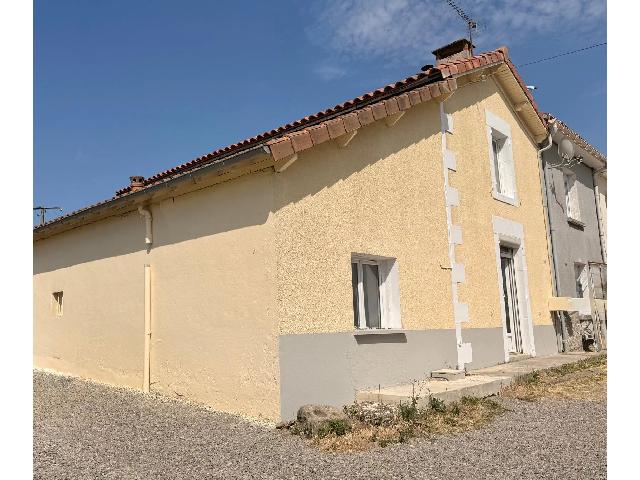 Maison &agrave; vendre &agrave;&nbsp;EXIDEUIL-SUR-VIENNE 16150 Charente Poitou-Charentes France: Rénové, trois chambres à Exideuil-sur-Vienne. Située dans un hameau paisible à seulement quelques kilomètres des villages d'Exideuil-sur-Vienne et de Chirac en Charente, cette propriété jolime...