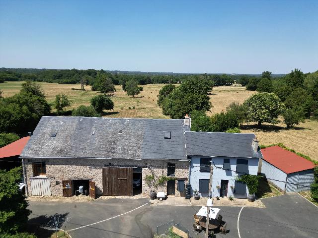 Huis te koop in&nbsp;BAZELAT 23160 Creuse Limousin France: Een karaktervol en schitterend groot huis op een perfecte locatie op het platteland. Dit huis heeft alles: ruimte, licht, een geweldige ligging, veel grond, bergruimte en een zwembad. Het is gerenovee...