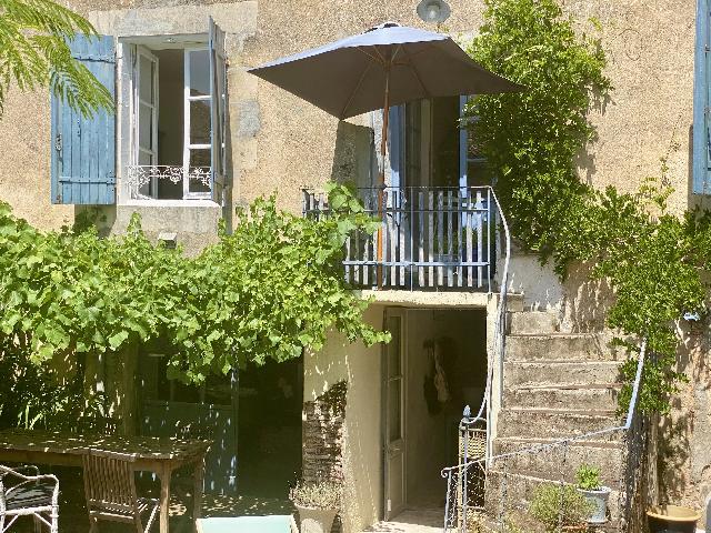 Huis te koop in&nbsp;L’ISLE-JOURDAIN 86150 Vienne Poitou-Charentes France: Charmant Frans herenhuis in het aan de rivier gelegen dorp L'Isle-Jourdain. Ontdek dit heerlijke herenhuis, ideaal gelegen in het hart van het pittoreske dorp L'Isle-Jourdain, waar alle dagelijkse voo...