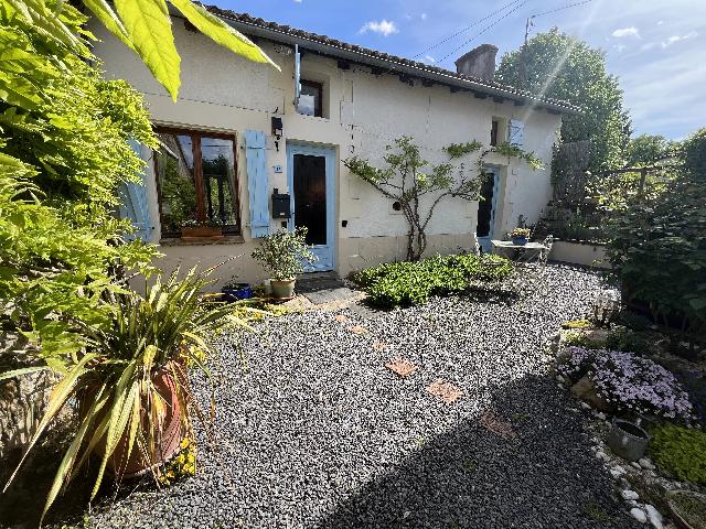 Huis te koop in&nbsp;ADRIERS 86430 Vienne Poitou-Charentes France: Prachtige landelijke woning met aangrenzende tuin en schuur. Dit fraai gerestaureerde pand bezit alle karakter en charme die u van een Frans huis mag verwachten. De voordeur komt uit in een open leefr...