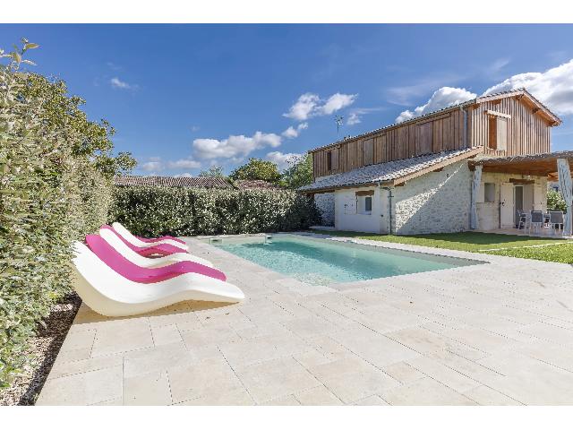 Huis te koop in&nbsp;SAUVETERRE-DE-GUYENNE 33540 Gironde Aquitaine France: Een prachtige, eigentijdse verbouwde schuur nabij Saint-Émilion. Gelegen op slechts 40 minuten van Bordeaux en 30 minuten van Saint-Émilion; deze voormalige tabaksdroogschuur uit de 16e eeuw is in 2...