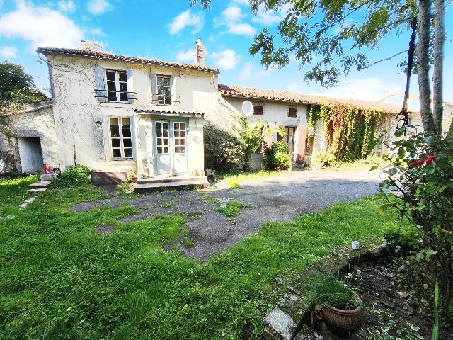 Haus zu verkaufen in&nbsp;MONCOUTANT-SUR-SÈVRE 79320 Deux-Sèvres Poitou-Charentes Frankreich: Charmante Doppelhaushälfte mit Scheunen, Obstgarten und 5.000 m² Grundstück. Eingebettet in einen ruhigen Weiler, bietet dieses Haus eine seltene Gelegenheit, sich den Traum vom Rückzugsort auf de...