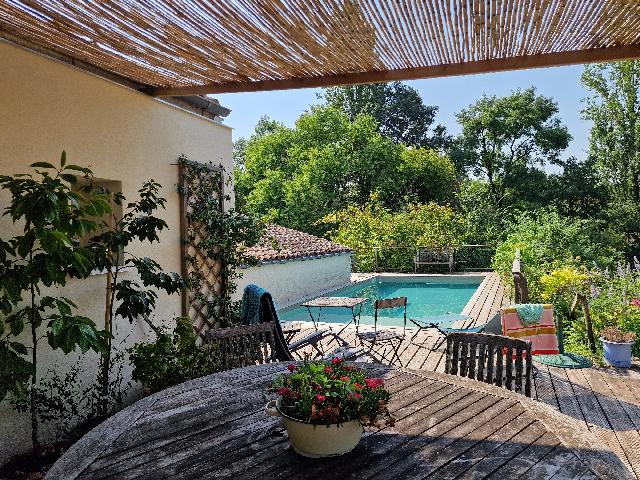 Maison&agrave; vendre &agrave;&nbsp;EYMET 24500 Dordogne: Ferme de 4 chambres dans un cadre idyllique entre Eymet et Bergerac. Située au bout d'un chemin de campagne tranquille, sans voisins à proximité, et entourée de 7 hectares de terrain, cette propri...