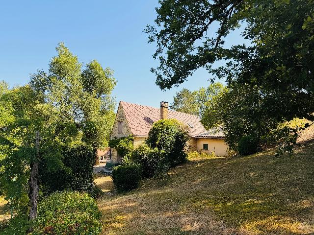 Huis te koop in&nbsp;GOURDON 46300 Lot Midi-Pyrénées France: Frans landhuis met gastenverblijf, zwembad en volgroeide tuin nabij Gourdon. Een privé-ensemble van natuurstenen gebouwen op een heuveltop, inclusief gastenverblijf, zwembad en volgroeide tuin, op sl...