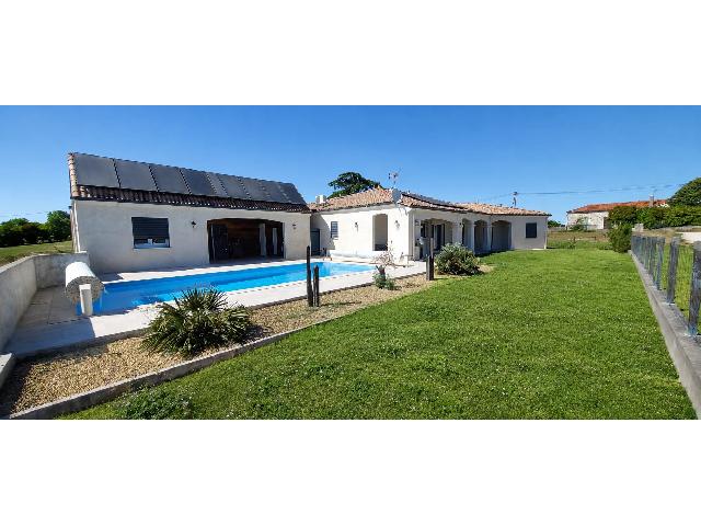 Huis te koop in&nbsp;MONTAIGU-DE-QUERCY 82150 Tarn-et-Garonne Midi-Pyrénées France: Een eigentijdse gelijkvloerse woning met zwembad en poolhouse. Gelegen op een helling bij een levendig dorp in het zuidwesten en dicht bij lokale voorzieningen, biedt deze prachtige, moderne woning ee...