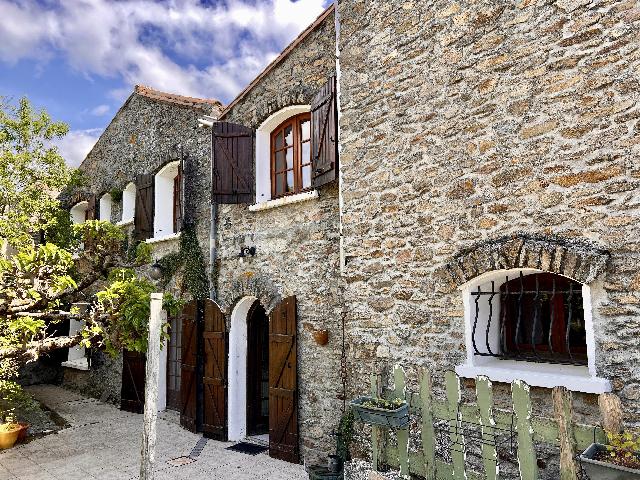 Huis te koop in&nbsp;BROUSSES-ET-VILLARET 11390 Aude Languedoc Roussillon France: Charmant stenen dorpshuis met tuin en garage nabij Montolieu. EXCLUSIEF BIJ BEAUX VILLAGES! Een karaktervol stenen dorpshuis met tuin en garage, gelegen in een rustig dorp in de Montagne Noire, op sle...