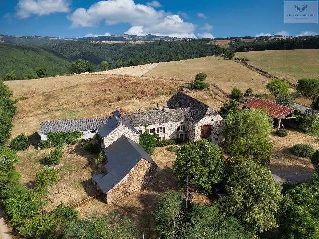 Maison&agrave; vendre &agrave;&nbsp;LA SALVETAT-PEYRALÈS 12440 Aveyron: Charmant ensemble de bâtiments en pierre avec vue et terrain au bord de la rivière (non attenant). Situé au calme, à la lisière d'un hameau paisible, en hauteur et offrant une belle vue, vous dé...