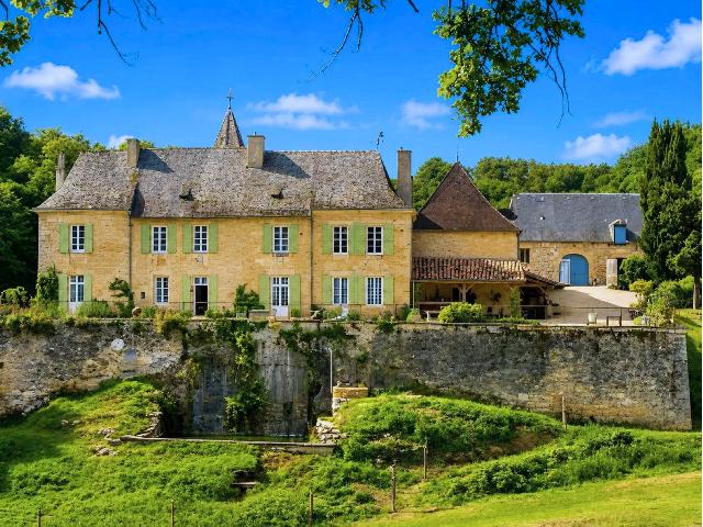 Maison&agrave; vendre &agrave;&nbsp;LA BACHELLERIE 24210 Dordogne: Magnifique château de campagne sur un domaine privé de 67 hectares. Au cœur d'un domaine privé de 67 hectares entièrement clos, ce magnifique château offre un cadre d'exception, avec un accès s...
