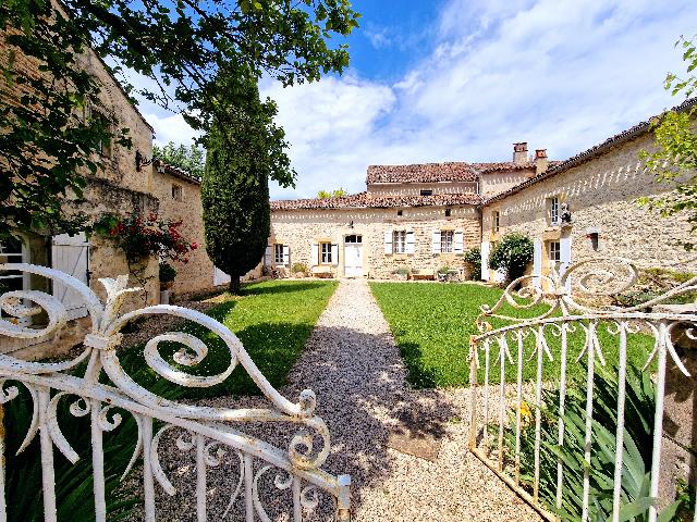 Huis te koop in&nbsp;PUY-L’ÉVÊQUE 46700 Lot Midi-Pyrénées France: Schitterend landgoed met twee zwembaden aan de oevers van de rivier de Lot. Gelegen op een prachtige locatie aan de oever van de Lot, biedt dit fraaie landgoed met tien slaapkamers een unieke levensst...
