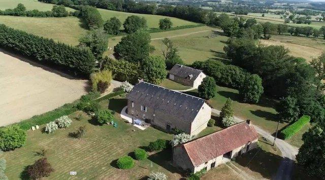Gîtes/Chambres d'hôtes te koop in&nbsp;LE GRAND-BOURG 23240 Creuse Limousin France: Drie prachtige woningen in een eigen gehucht. Aan het einde van een doodlopende weg ligt dit schitterende complex, bestaande uit drie afzonderlijke huizen, op een uiterst rustige en vredige locatie zo...