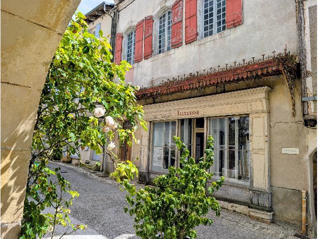 Maison&agrave; vendre &agrave;&nbsp;MONFLANQUIN 47150 Lot-et-Garonne: Superbe maison de village à restaurer avec boutique, cour et garage dans la bastide de Monflanquin. EN EXCLUSIVITÉ! Si vous avez de l'imagination et que vous aimez le charme des maisons de village, ...