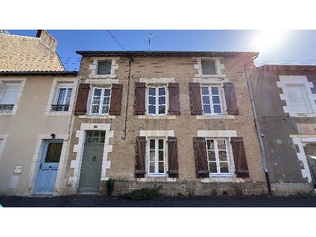 Huis te koop in&nbsp;MONTMORILLON 86500 Vienne Poitou-Charentes France: Gerenoveerde woning in het centrum van Montmorillon. EXCLUSIEF BIJ BEAUX VILLAGES! Deze woning met 4 slaapkamers ligt in het hart van Montmorillon, op loopafstand van het treinstation, en beschikt ove...