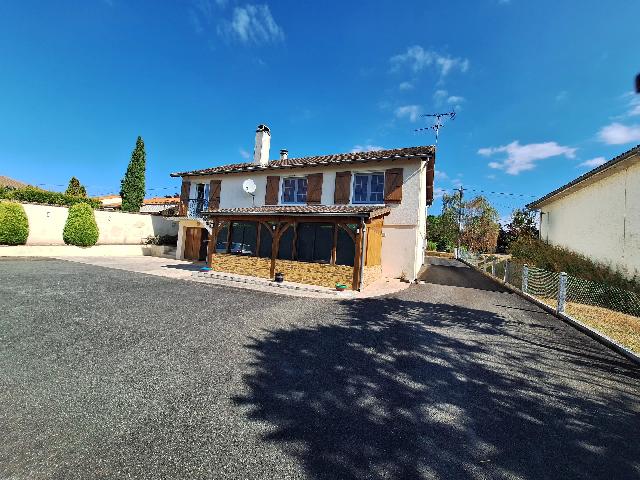 Huis te koop in&nbsp;CHARROUX 86250 Vienne Poitou-Charentes France: Prachtig gepresenteerde woning met verhuurpotentieel. EXCLUSIEF BIJ BEAUX VILLAGES! Een onberispelijk onderhouden woning met 4 slaapkamers, gelegen aan de rand van een van de populairste dorpen in de ...