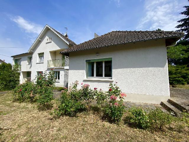 Huis te koop in&nbsp;BELLAC 87300 Haute-Vienne Limousin France: Charmante gezinswoning met grote tuin nabij Bellac. EXCLUSIEF BIJ BEAUX VILLAGES! Deze ruime gezinswoning is door de jaren heen met zorg onderhouden en biedt veel leefruimte met volop mogelijkheden vo...