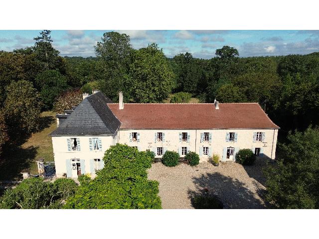 Maison&agrave; vendre &agrave;&nbsp;BERGERAC 24100 Dordogne: Château à 10 minutes de Bergerac avec maison d'amis et de gardien, piscine, tennis et dépendances. Le charme français dans toute sa splendeur! Court de tennis, coin barbecue avec terrasse couverte...