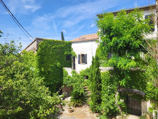 Gîtes/Chambres d'hôtes te koop in&nbsp;BIZE-MINERVOIS 11120 Aude Languedoc Roussillon France: Uitzonderlijk stenen landgoed met gastenverblijven, 2 zwembaden en 9 hectare grond, midden in de natuur. EXCLUSIEF BIJ BEAUX VILLAGES! Gelegen in een buitengewone natuurlijke omgeving aan de rand van ...