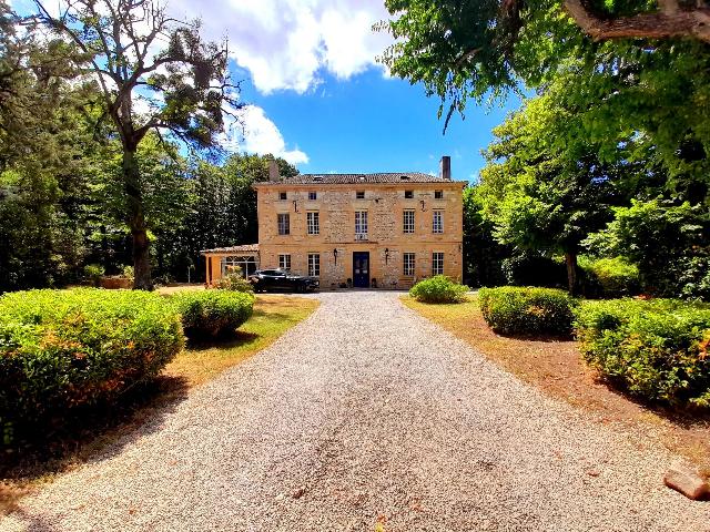 Maison&agrave; vendre &agrave;&nbsp;BERGERAC 24100 Dordogne: Superbe Maison de Maître du 18ème. Gracieuse et imposante maison familiale du XVIIIe siècle située sur un terrain de 1,3 ha, offrant de nombreuses pièces lumineuses et spacieuses, de hauts plafon...
