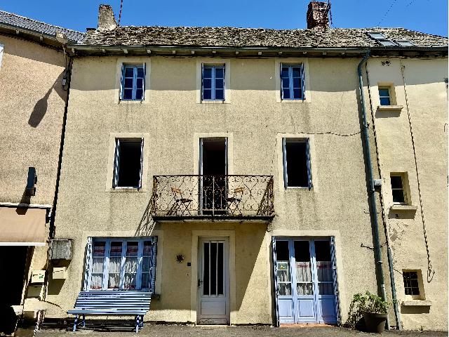 Maison&agrave; vendre &agrave;&nbsp;LA SALVETAT-PEYRALÈS 12440 Aveyron: Maison de village avec jardin et grange. Découvrez cette charmante maison de village située au cœur de La Salvetat-Peyralès, dans l'Aveyron, offrant un espace de vie confortable, une grange tradit...