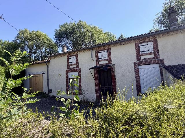 Huis te koop in&nbsp;DROUX 87190 Haute-Vienne Limousin France: Vrijstaande woning met 3 slaapkamers in een rustig gehucht, op slechts 10 minuten van grotere plaatsen. EXCLUSIEF AANBOD VAN BEAUX VILLAGES! Hoewel de woning enige modernisering behoeft, biedt ze veel...