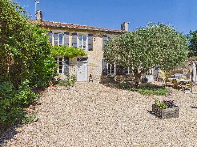 Maison&agrave; vendre &agrave;&nbsp;SAINT-JEAN-D’ANGÉLY 17400 Charente-Maritime: Maison rénovée en gardant tous les élements de l'époque, et commerces à pied! EN EXCLUSIVITÉ! Très jolie maison de 4/5 chambres, pleine de caractère, de charme et des éléments d'origine. Sit...