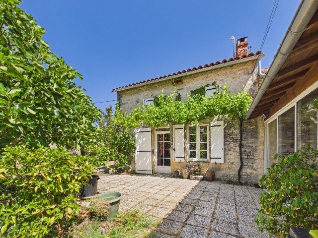 Huis te koop in&nbsp;SAINT-FRONT 16460 Charente Poitou-Charentes Frankrijk: Ruime gezinswoning met 5 slaapkamers en een grote tuin. EXCLUSIEF AANGEBODEN DOOR BEAUX VILLAGES! Gelegen op een rustige locatie in Saint-Front, biedt deze woning circa 250 m² aan totale oppervlakte ...