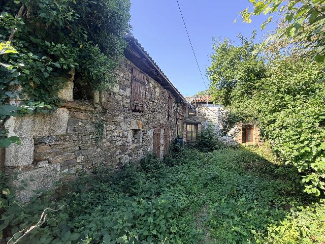 Huis te koop in&nbsp;BLOND 87300 Haute-Vienne Limousin France: Vrijstaande woning op een rustige locatie, nog af te werken. EXCLUSIEF BIJ BEAUX VILLAGES! Heeft u de visie om deze vrijstaande woning af te werken?<br />
<br />
Gelegen op een zeer rustige plek, op slechts 2 k...