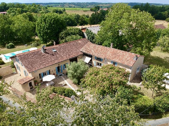 Gîtes/Chambres d'hôtes&agrave; vendre &agrave;&nbsp;RIBÉRAC 24600 Dordogne: Maison isolée avec deux gites offrant des possibilités de revenus. EN EXCLUSIVITÉ! Nichée au cœur d’une campagne vallonnée et entourée de magnifiques champs de tournesols, cette propriété d...