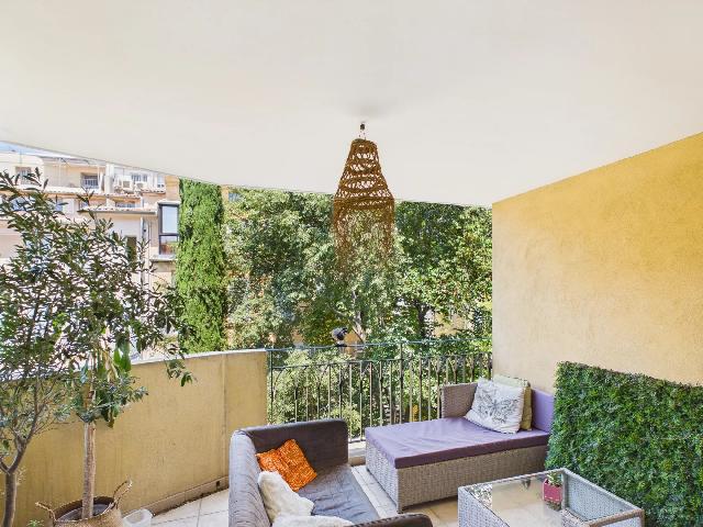 Wohnung zu verkaufen in&nbsp;AIX-EN-PROVENCE 13080 Bouches-du-Rhône Provence Alpes Côte d'Azur Frankreich: AIX-EN-PROVENCE – HISTORISCHES STADTVIERTEL – Seltene Gelegenheit: Wohnung mit zwei Schlafzimmern, Terrasse, Aufzug und eigener Garage. Nur wenige Gehminuten vom berühmten Cours Mirabeau entfernt...