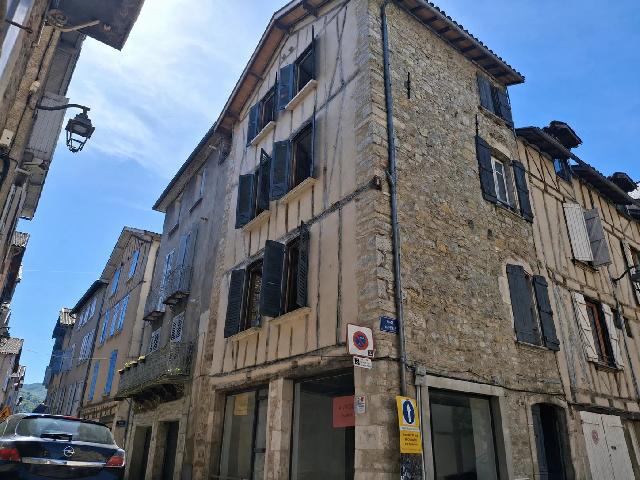 Gewerbe-Immobilie&nbsp;zu verkaufen in&nbsp;VILLEFRANCHE-DE-ROUERGUE 12200 Aveyron Frankreich. Seltene Gelegenheit: Drei stilvolle Apartments in erstklassiger Lage schaffen. EXKLUSIV BEI BEAUX VILLAGES! Eine fantastische Chance, ein attraktives Stadthaus im Herzen der beliebten Marktstadt Ville...