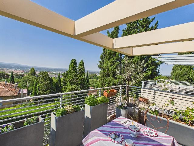 Wohnung zu verkaufen in&nbsp;AIX-EN-PROVENCE 13080 Bouches-du-Rhône Provence Alpes Côte d'Azur Frankreich: Moderne Wohnung (ca. 93 m²) mit Panoramablick über Aix-en-Provence. Nur zehn Gehminuten von der historischen Altstadt von Aix-en-Provence entfernt, befindet sich diese elegante 93 m² große Wohnung...