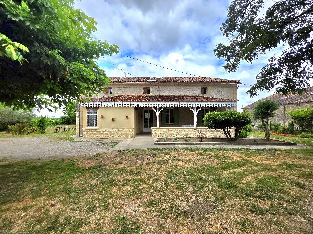 Maison&agrave; vendre &agrave;&nbsp;LAUZUN 47410 Lot-et-Garonne: Le Vieux Chai– Spacieuse maison en pierre avec grange rénovée et vue panoramique. Située en position dominante sur une colline avec une vue magnifique sur la campagne, cette charmante maison en p...