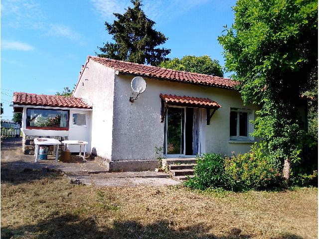 Maison&agrave; vendre &agrave;&nbsp;JONZAC 17500 Charente-Maritime: Proche Jonzac. Maison indépendante des années 60 de plain-pied bâtie sur plus de 1900 m² de terrain.<br />
<br />
Elle se compose d'une véranda faisant office d'entrée, une cuisine, un séjour, 2 chambres...