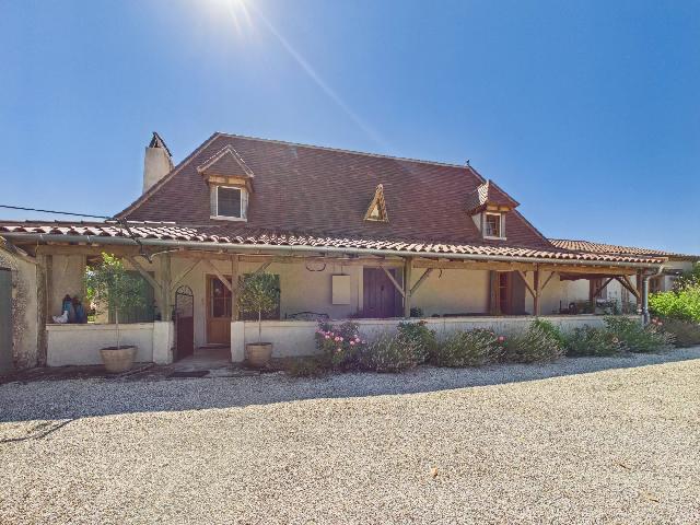 Maison&agrave; vendre &agrave;&nbsp;LAUZUN 47410 Lot-et-Garonne: Belle demeure périgourdine avec grange et piscine. Jouissant d'une situation privilégiée au cœur de son domaine privé, cette demeure de campagne en pierre, magnifiquement restaurée, offre une co...