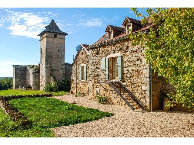 Gîtes/Chambres d'hôtes te koop in&nbsp;GINALS 82330 Tarn-et-Garonne Midi-Pyrénées France: Karaktervol landgoed met gîtes en grond – Tarn-et-Garonne. Gelegen in het rustige platteland van de Tarn-et-Garonne, tussen de prachtige dorpen Najac en Saint-Antonin-Noble-Val, combineert dit char...