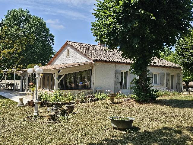 Maison&agrave; vendre &agrave;&nbsp;LOUBÈS-BERNAC 47120 Lot-et-Garonne: Maison de plain-pied au calme. Située dans un paisible hameau, à l'écart de toute circulation, cette charmante maison en pierre de deux chambres bénéficie d'un cadre véritablement idyllique, au ...