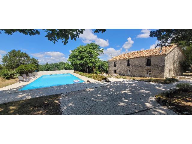 Gîtes/Chambres d'hôtes te koop in&nbsp;LAUZERTE 82110 Tarn-et-Garonne Midi-Pyrénées France: Rustig gelegen domein met twee gîtes en zwembad. Dit domein met zwembad ligt aan het einde van een privéoprit, midden in de natuur, op een terrein van ruim 4 hectare met bos en weiland.<br />
<br />
Het gehee...