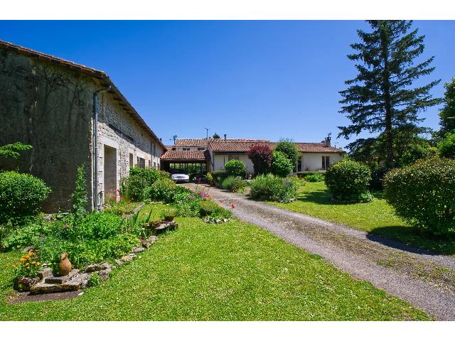 House&nbsp;for sale&nbsp;VILLEFAGNAN 16240 Charente Poitou-Charentes France: 2 bed bungalow plus large barn on edge of small village. EXCLUSIVE TO BEAUX VILLAGES! This 2 bedroom bungalow offers comfortable ground floor living with central heating (oil-fired) and double glazing...