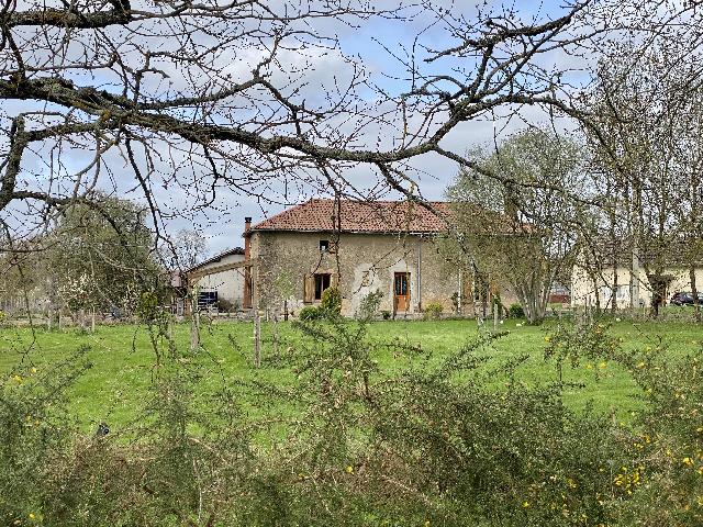 Agrarisch bedrijf te koop in&nbsp;SAINT-MARTIAL-SUR-ISOP 87330 Haute-Vienne Limousin France: Karaktervolle, gerenoveerde boerderij met grote schuur, bijgebouwen, vijver en meer dan 9,6 hectare grond. Deze prachtig gerenoveerde boerderij is met zorg aangepast aan het moderne gezinsleven, met b...