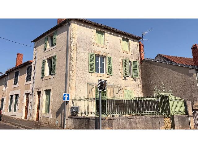 Commercieel object te koop in&nbsp;MONTMORILLON 86500 Vienne Poitou-Charentes France: Uitstekende investeringskans: een gebouw met 3 kleine huurappartementen. EXCLUSIEF BIJ BEAUX VILLAGES! Dit gebouw ligt in het hart van Montmorillon, op loopafstand van alle voorzieningen, en bestaat u...