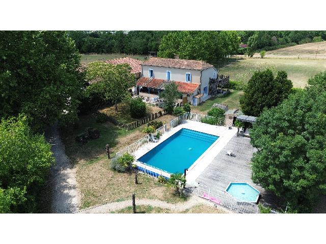 Camping&agrave; vendre &agrave;&nbsp;VILLENEUVE-SUR-LOT 47300 Lot-et-Garonne: Complexe de glamping sur plus de 5 hectares avec étang. Implantée au cœur de 5,4 hectares de terrain agrémenté d'un étang, cette propriété exceptionnelle comprend une spacieuse maison d'habita...