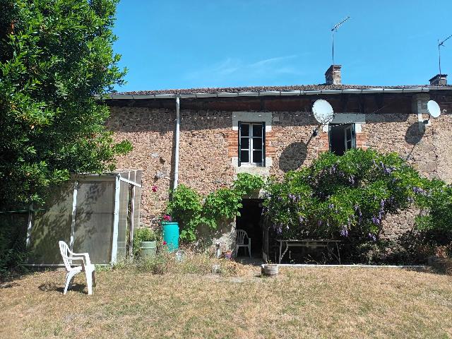 Maison&agrave; vendre &agrave;&nbsp;CHIRAC 16150 Charente: Charmante maison de village avec un potentiel infini ! Bienvenue dans cette charmante maison de village de 3 chambres, idéalement située au cœur de la communauté et pleine de caractère ! Avec ses...