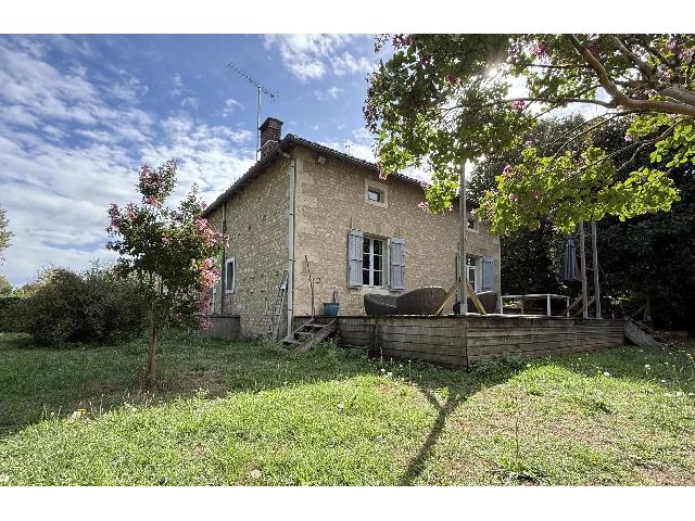 Maison&agrave; vendre &agrave;&nbsp;VERTEUIL-SUR-CHARENTE 16510 Charente: Maison charmante de 2 chambres avec terrain en bord de rivière près de Verteuil-sur-Charente. Cette belle maison de 2 chambres est située dans un petit village, à seulement 3 km du pittoresque vil...