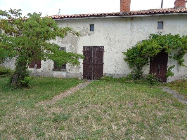 Haus zu verkaufen in&nbsp;VALDELAUME 79110 Deux-Sèvres Poitou-Charentes Frankreich: Charaktervolles Cottage mit zwei Schlafzimmern und großer Scheune – Renovierungsobjekt. EXKLUSIV BEI BEAUX VILLAGES! Verwirklichen Sie Ihr Traum-Ferienhaus in der wunderschönen Landschaft des Depa...