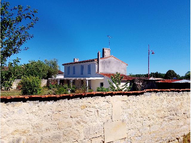 Maison&agrave; vendre &agrave;&nbsp;JONZAC 17500 Charente-Maritime: Maison rénovée de 3 chambres avec jardin, garage et atelier aux portes de Jonzac. Maison de pays rénovée avec goût. Elle comprend au rez-de-chaussée : une entrée, une grande cuisine équipée, ...