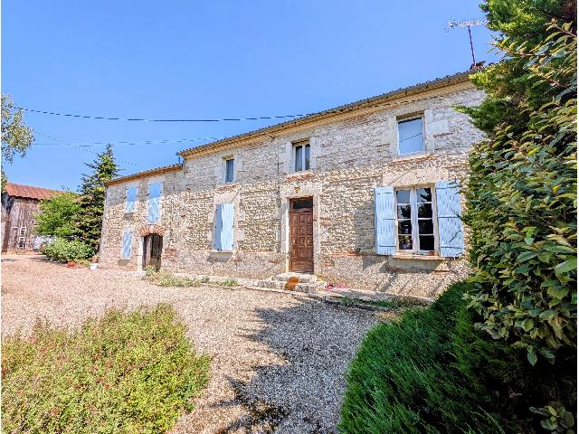 Maison&agrave; vendre &agrave;&nbsp;CLAIRAC 47320 Lot-et-Garonne: Grande maison à la campagne avec dépendance. Jolie ferme en pierre locale offrant de beaux volumes et de nombreuses possibilités d'aménagement.<br />
La maison principale comprend une entrée desservan...