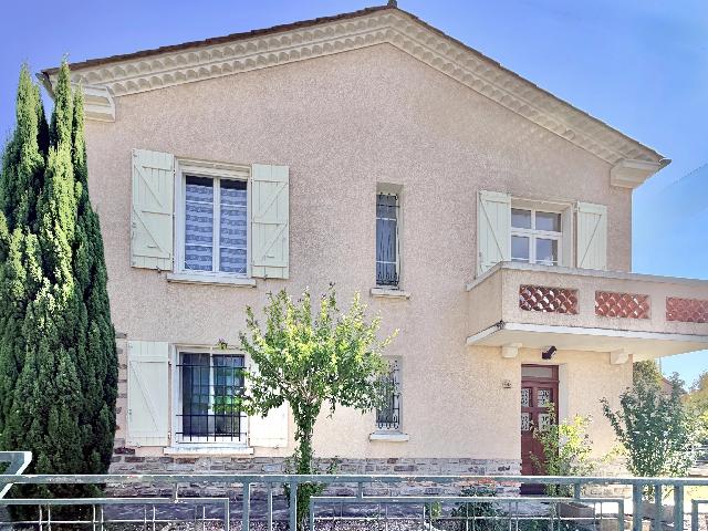 Huis te koop in&nbsp;CARCASSONNE 11000 Aude Languedoc Roussillon France: Uitstekende prijs-kwaliteitverhouding – Ruim, licht en in onberispelijke staat! EXCLUSIEF BIJ BEAUX VILLAGES! Gelegen in een rustige woonwijk van Carcassonne, op loopafstand van het stadscentrum, sc...
