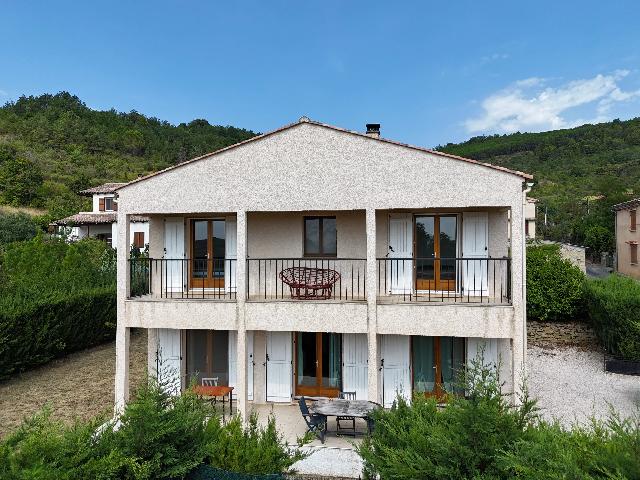 Huis te koop in&nbsp;LIMOUX 11300 Aude Languedoc Roussillon France: Moderne woning in een landelijke omgeving. EXCLUSIEF BIJ BEAUX VILLAGES! Deze in 2012 gebouwde en prachtig gelegen woning in het rustige dorp La Serpent (Aude) biedt een werkelijk fenomenaal panoramis...